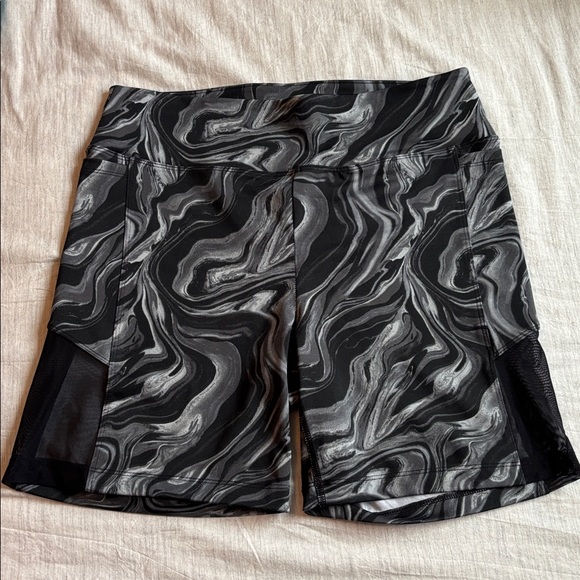 Victoria’s Secret Pink Active Monochrome Swirl Workout Shorts Size Large - Picture 1 of 5